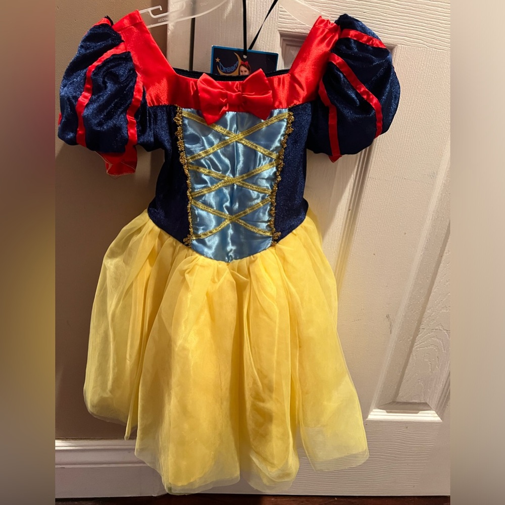 Snow White Costume Size 3T Little Girls Toddler Never Worn